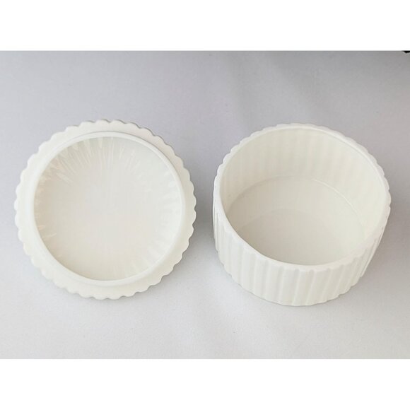 White Bone China Trinket Box with Peach Conch Shell Lid Coastal Elegant Keepsake - Picture 5 of 7